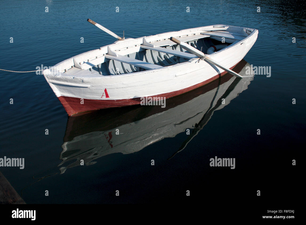 White Red Boot mit Wasserreflexion Stockfoto