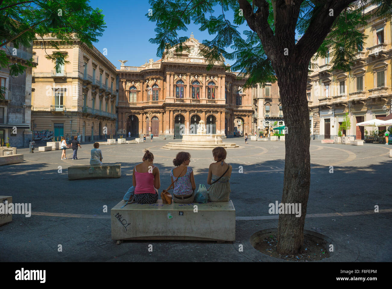 Frauen Italien, Rückansicht von Freundinnen auf der Piazza Bellini mit dem Teatro Bellini (Stadtoper) im Hintergrund, Catania, Sizilien, Italien, EU Stockfoto