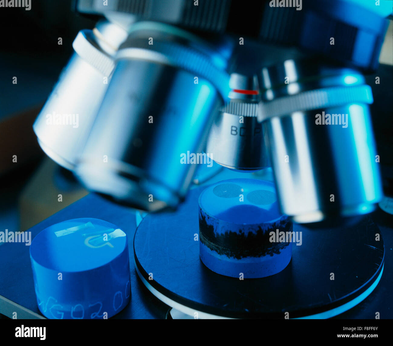 Microskop in blaues Licht, Mikroskopische Rechtssprechung Eines Metallschliffes, Stockfoto