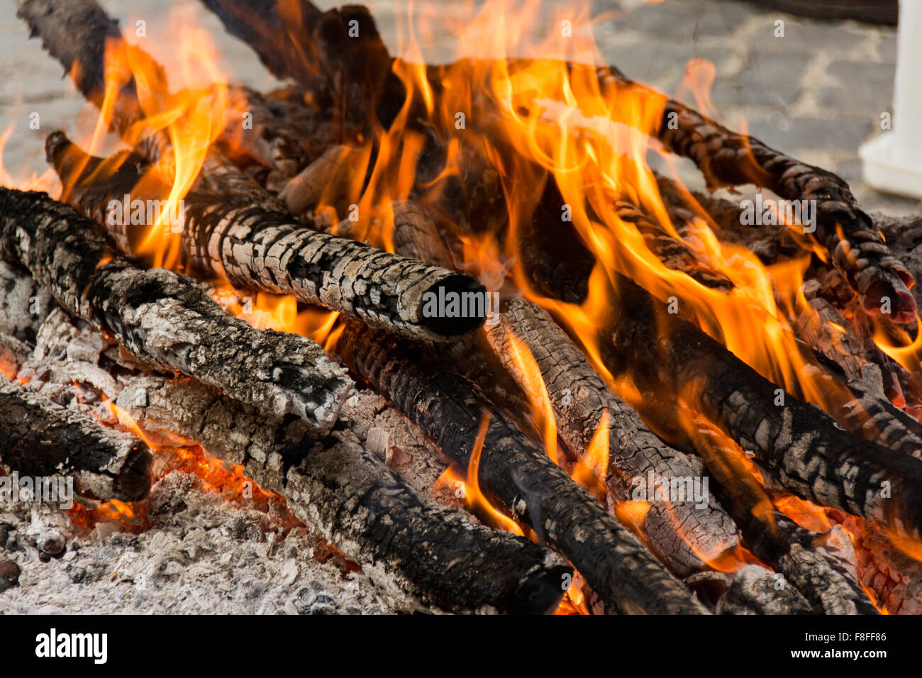 Verbrennung von Holz im Kamin, Vorbereitung von Holzkohle Stockfoto