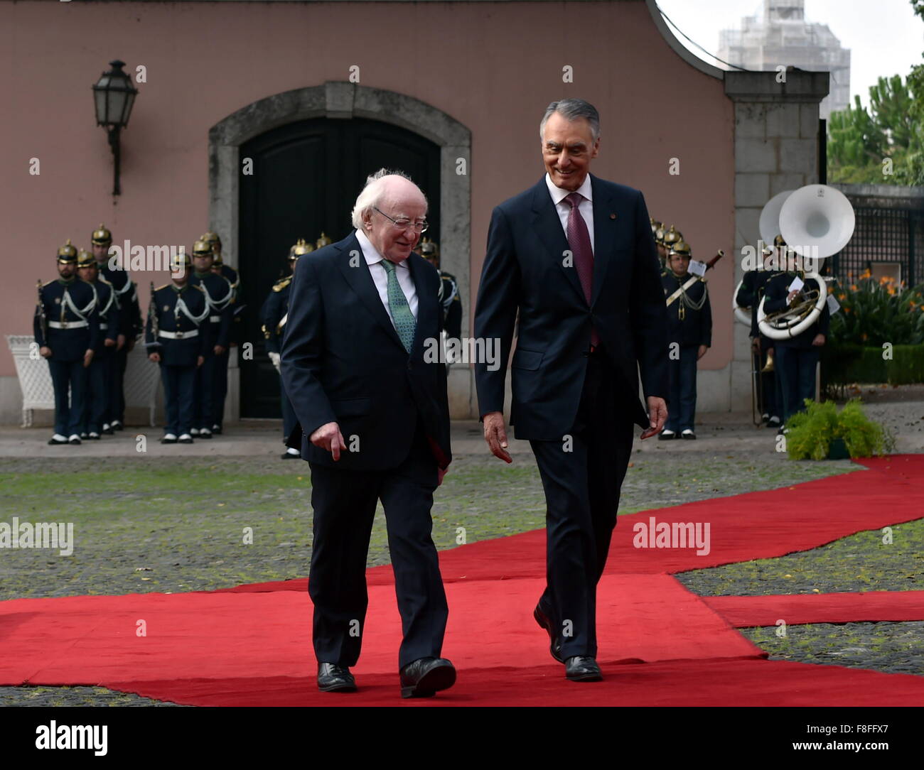 Lissabon, Portugal. 9. Dezember 2015. Portugiesischer Präsident Aníbal Cavaco Silva (L) und sein irischer Amtskollege Michael Higgins sind vor ihrem Treffen am Palast von Belem in Lissabon, Portugal, 9. Dezember 2015 gesehen. Bildnachweis: Zhang Liyun/Xinhua/Alamy Live-Nachrichten Stockfoto