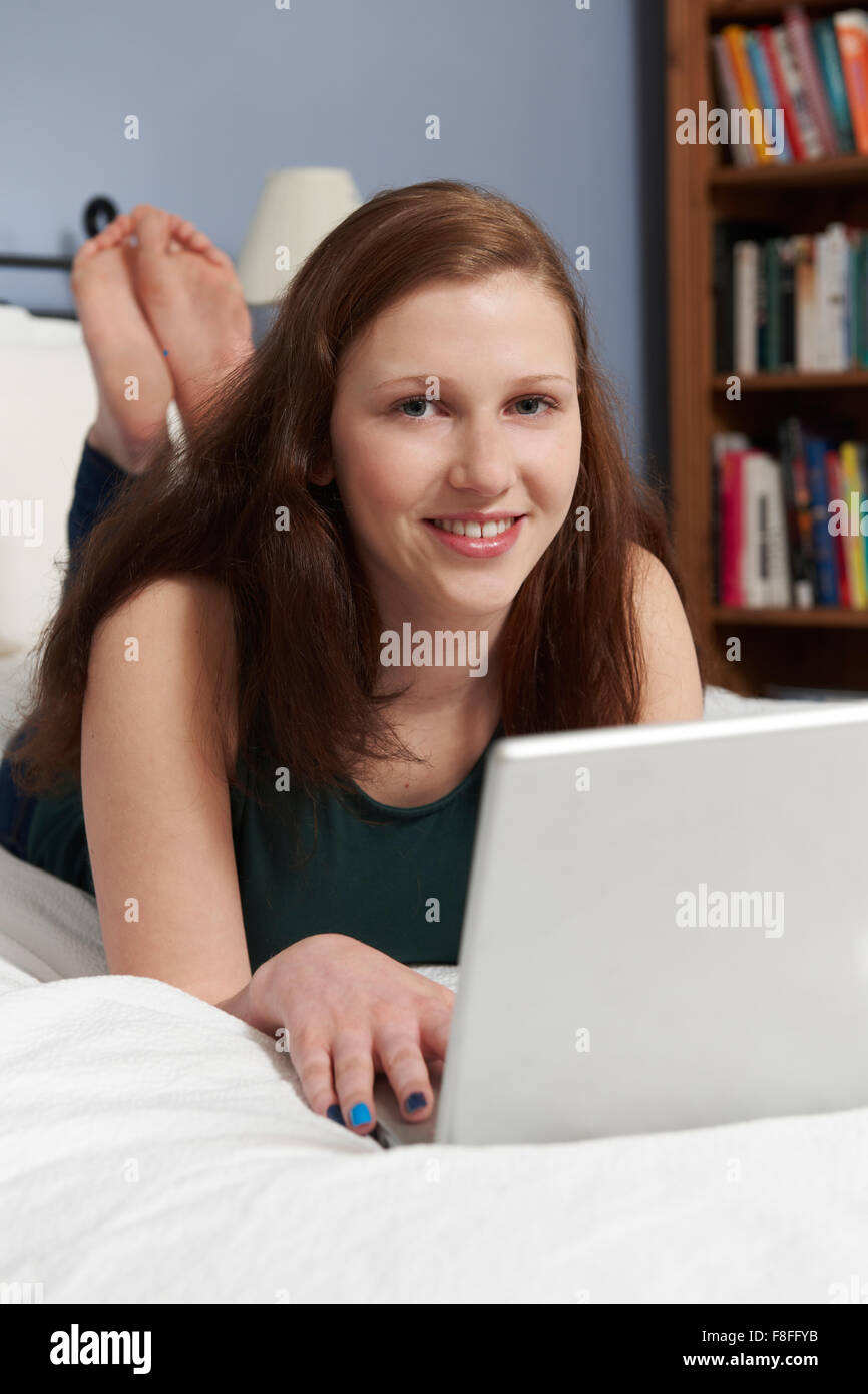 teenage-girl-lying-on-bed-fotos-und-bildmaterial-in-hoher-aufl-sung