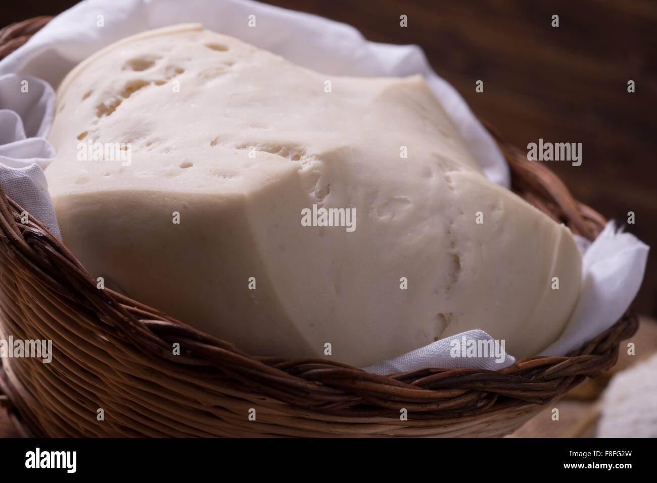 Natursauerteig, natürliche Hefe auf Stilleben Komposition mit Mehl und Weizen Stockfoto