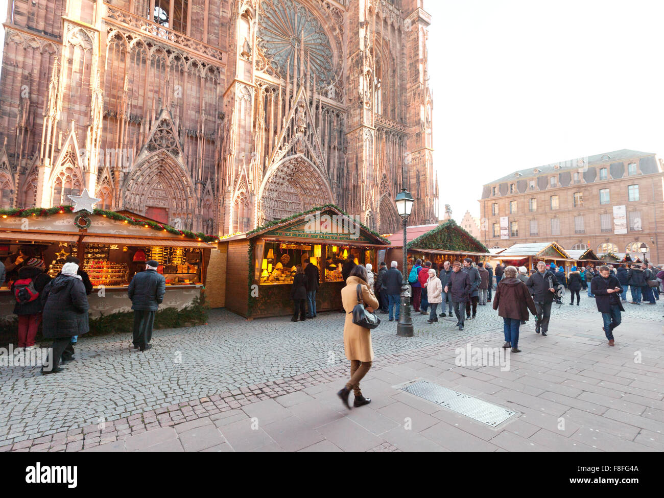 Straßburger Weihnachtsmarkt am Straßburger Münster, Straßburg Elsass Frankreich Europa Stockfoto