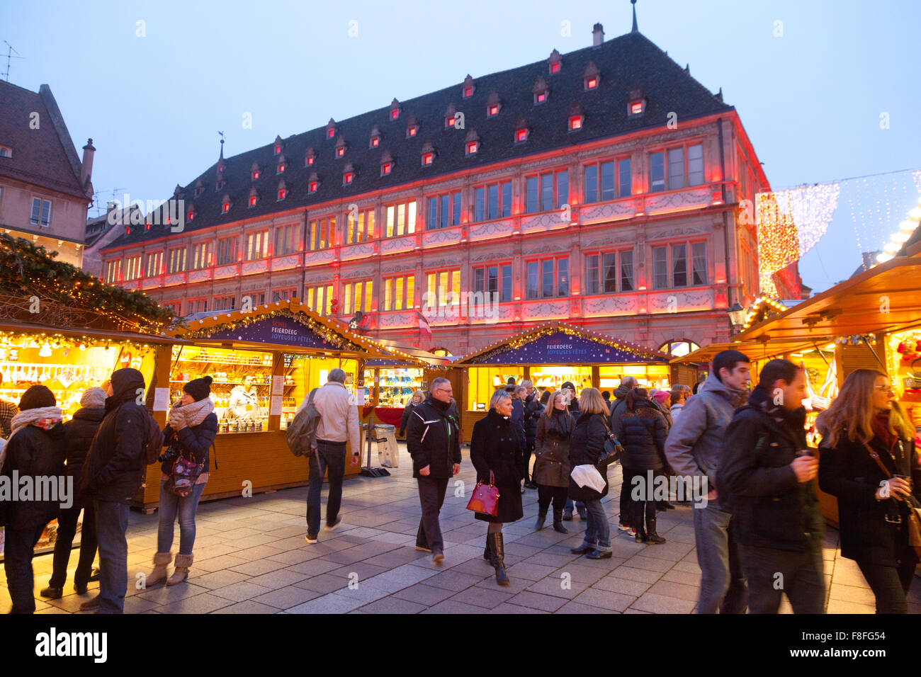 Menschen beim Einkaufen auf der Straßburger Weihnachtsmarkt, Place Kleber, Altstadt von Straßburg, Elsass Frankreich Europa Stockfoto
