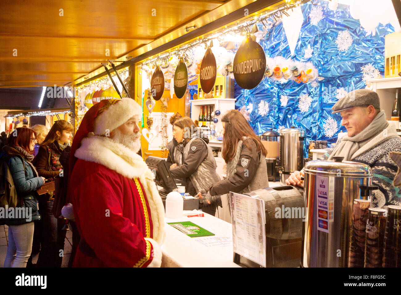 Ein Mann in einem Santa Claus Kostüm kaufen Glühwein, Weihnachtsmarkt Straßburg, Straßburg Elsass Frankreich Europa Stockfoto
