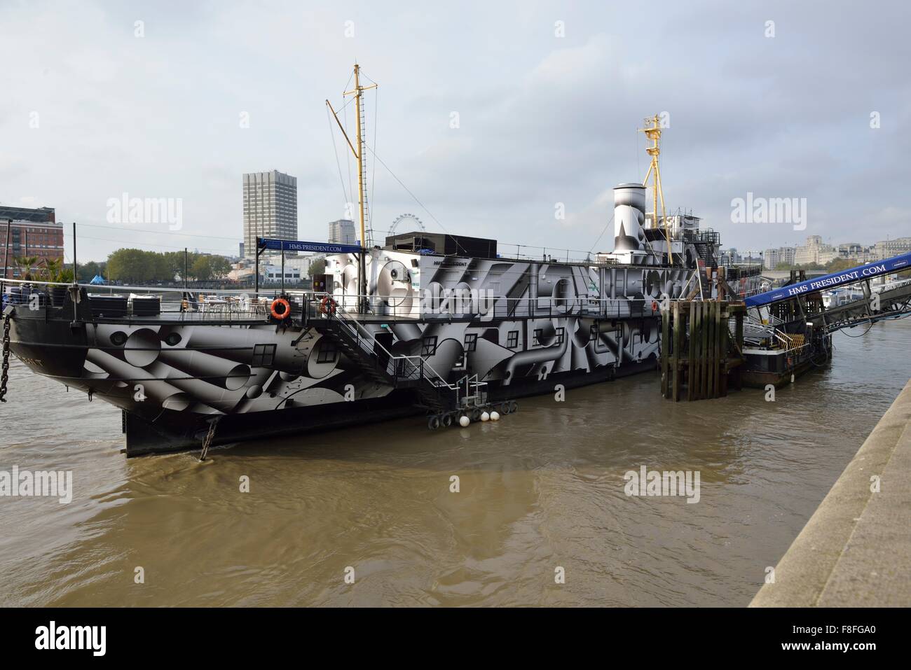 Restaurant Schiff HMS President, vertäut am Victoria Embankment auf der Themse in London, England Stockfoto