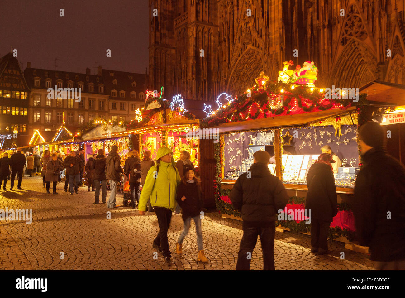 Menschen, die Einkaufen in Straßburg Weihnachtsmarkt, Place De La Cathedrale, Straßburg, Elsass, Frankreich Europa Stockfoto