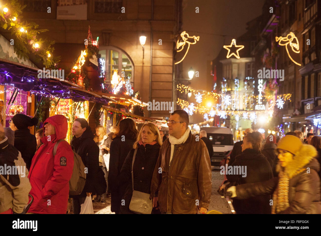 Menschen beim Einkaufen und Weihnachtsbeleuchtung, Straßburger Weihnachtsmarkt, Straßburg, Frankreich Europa Stockfoto