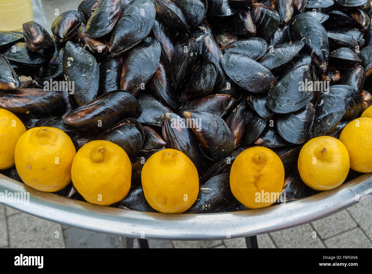 Muscheln mit Zitrone als Straße Nahrung in Cannakkale, Türkei Stockfoto