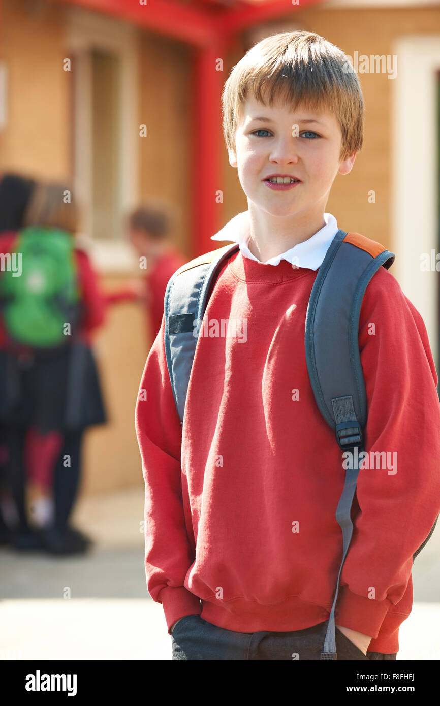 Junge in Uniform im Schulhof Stockfoto