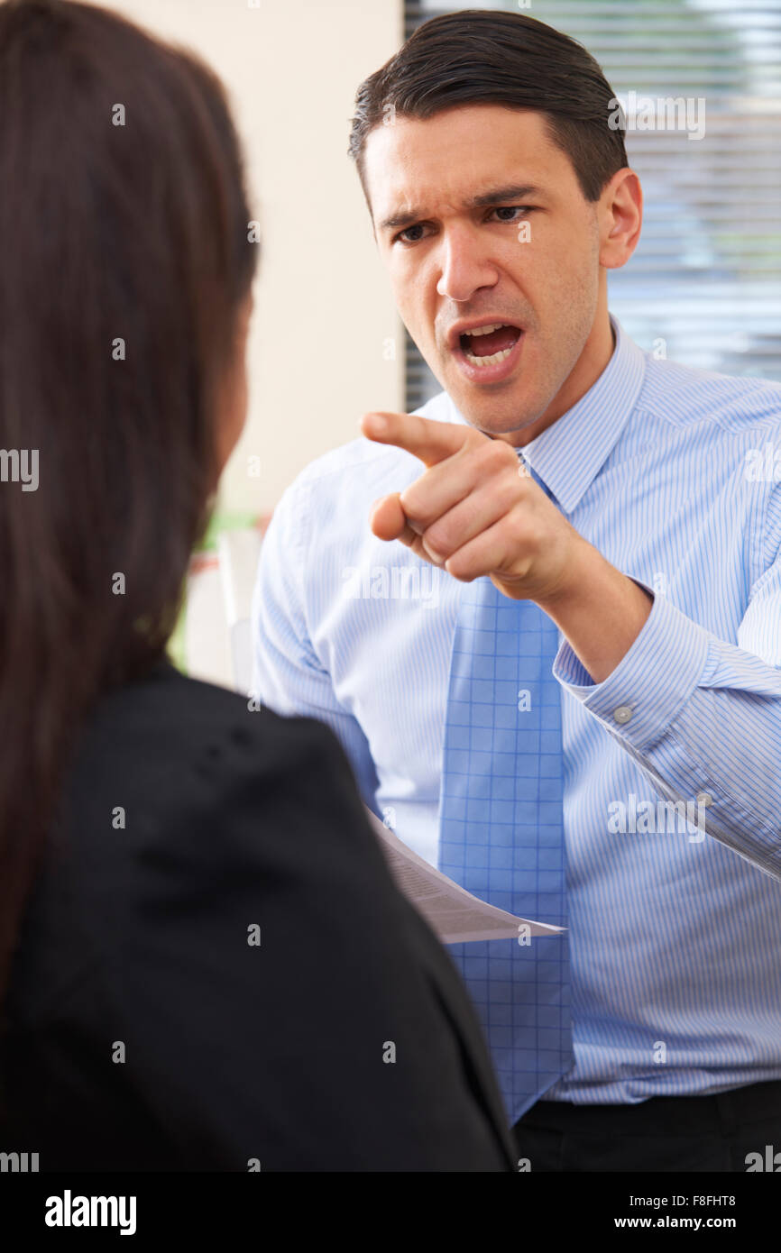 Aggressive Geschäftsmann anzuschreien Kollegin Stockfoto