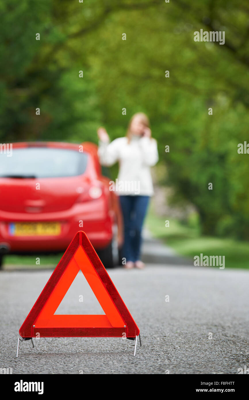 Weiblichen Autofahrer Broken Down auf der Straße Stockfoto