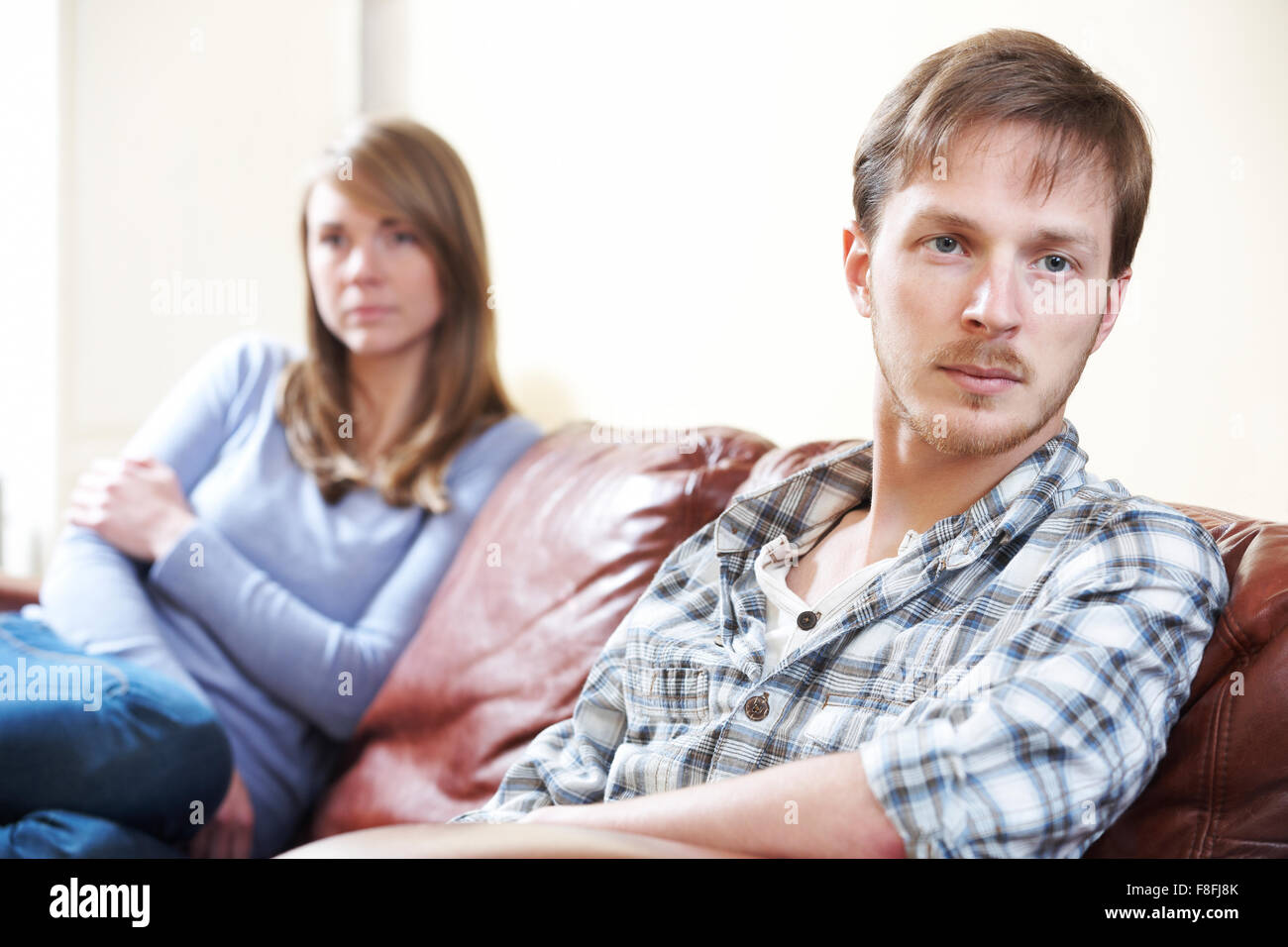 Paar mit Beziehungsschwierigkeiten auf Sofa Stockfoto