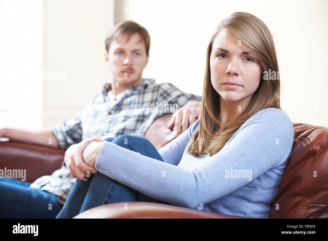 Paar mit Beziehungsschwierigkeiten zu Hause Stockfoto