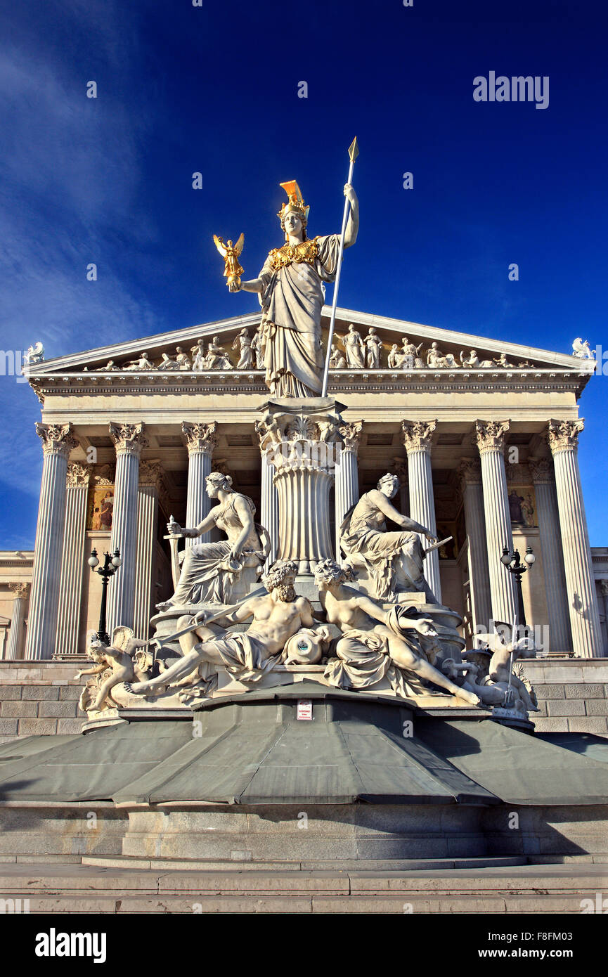 Die Statue der Pallas Athene vor dem österreichischen Parlament. Wien. Stockfoto