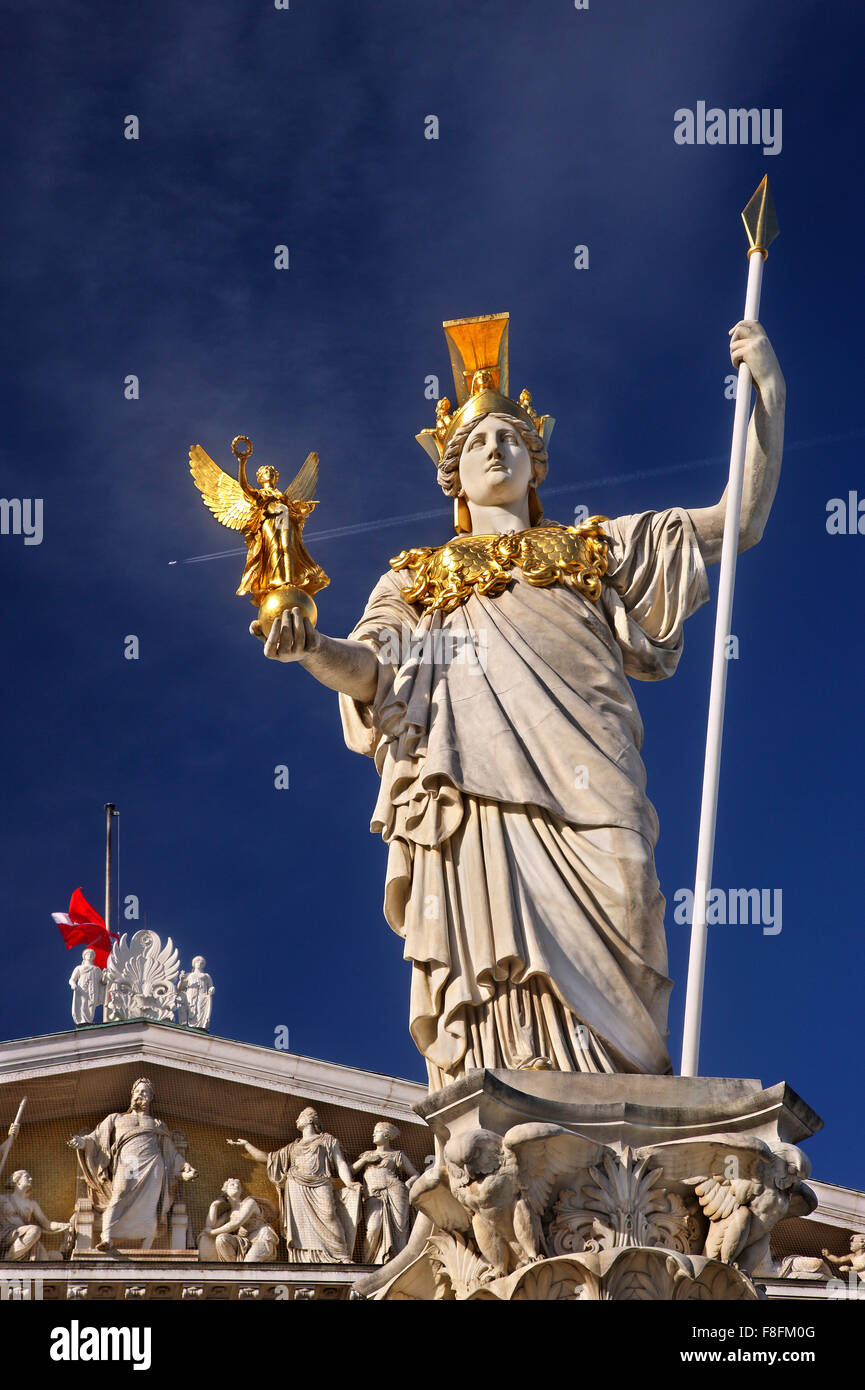 Die Statue der Pallas Athene vor dem österreichischen Parlament. Wien. Stockfoto