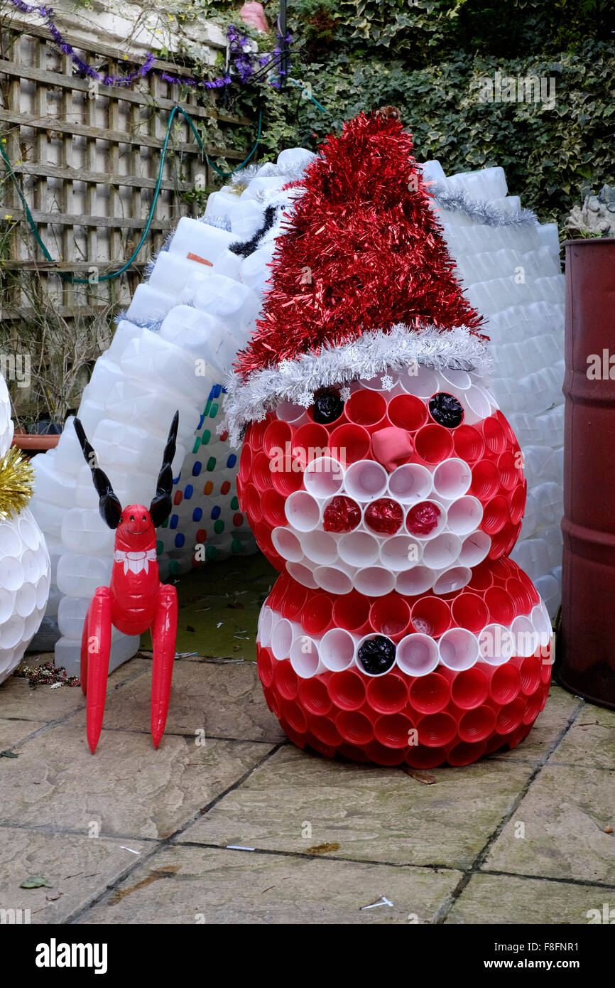 Garten Iglu Und Schneemann Weihnachtsschmuck Hergestellt Aus Kunststoff  Milchtüten Und Tassen Stockfotografie - Alamy