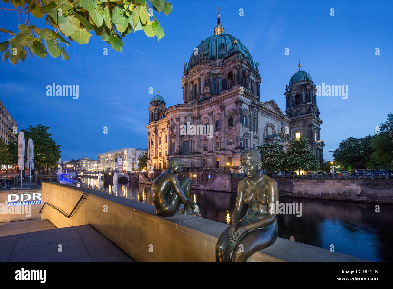 Drei Mädchen und ein Junge, Skulpturen von Wilfried Fitzenreiter, Spree Riverside, Kuppel, Kathdral, Berlin Stockfoto