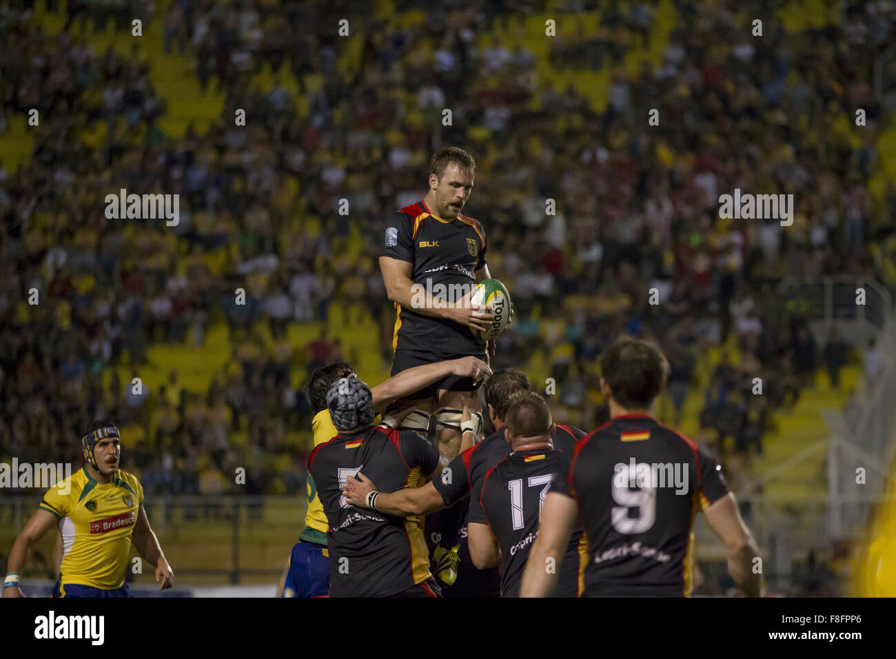 SO Paulo, SP, Brasilien. 4. Dezember 2015. Sao Paulo. SP-Brasilien. 12.04.2015 - steht Sport - Rugby - Rugby brasilianischen Nationalmannschaft Deutschland im Pacaembu-Stadion in So Paulo, diesen Freitag (04), die Super Herausforderung Rugby BH XV. Das Spiel der Rugby an dieser Stelle zeigt der Sport Wachstum im Land und ist ein großer Schritt für die Vermassung des Sports. Foto: Dorivan Marinho/Midas Presse © Csm/Alamy Live-Nachrichten Stockfoto