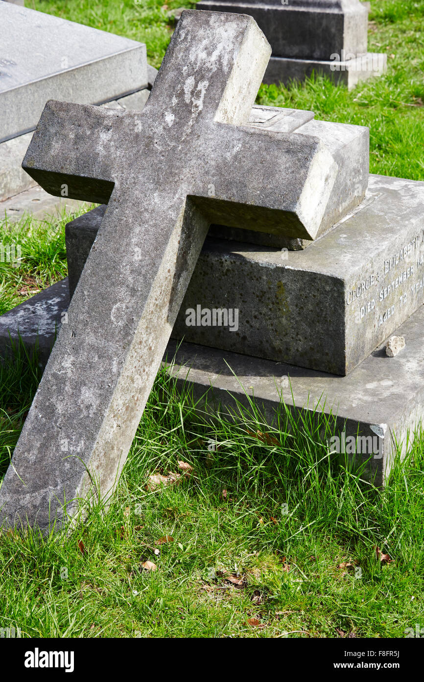 Gebrochene Steinkreuz Grabstein in Church Cemetery, Nottingham, England, UK. Stockfoto