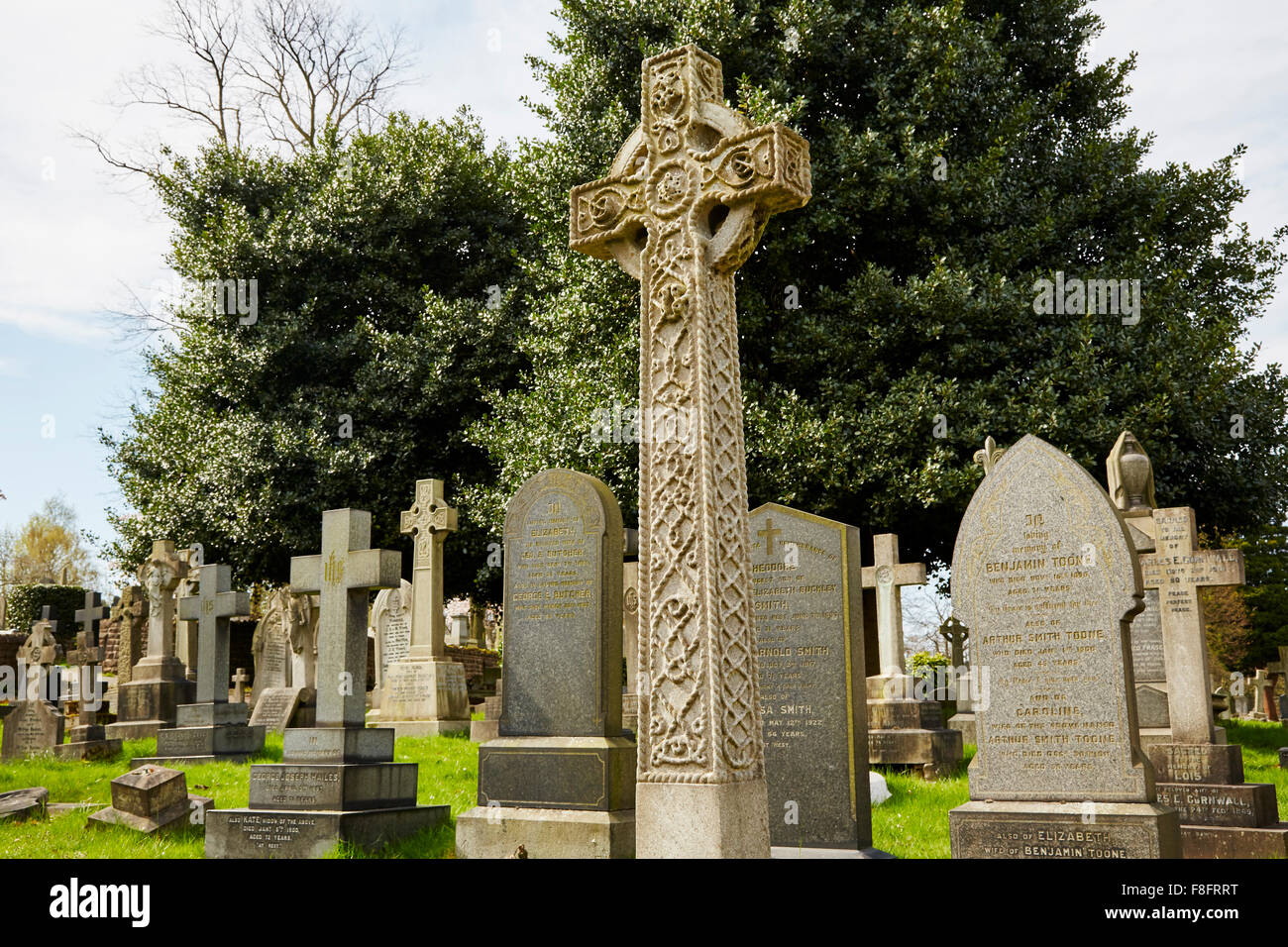 Dekorative Steinkreuz Grabsteine in Church Cemetery, Nottingham, England, UK. Stockfoto