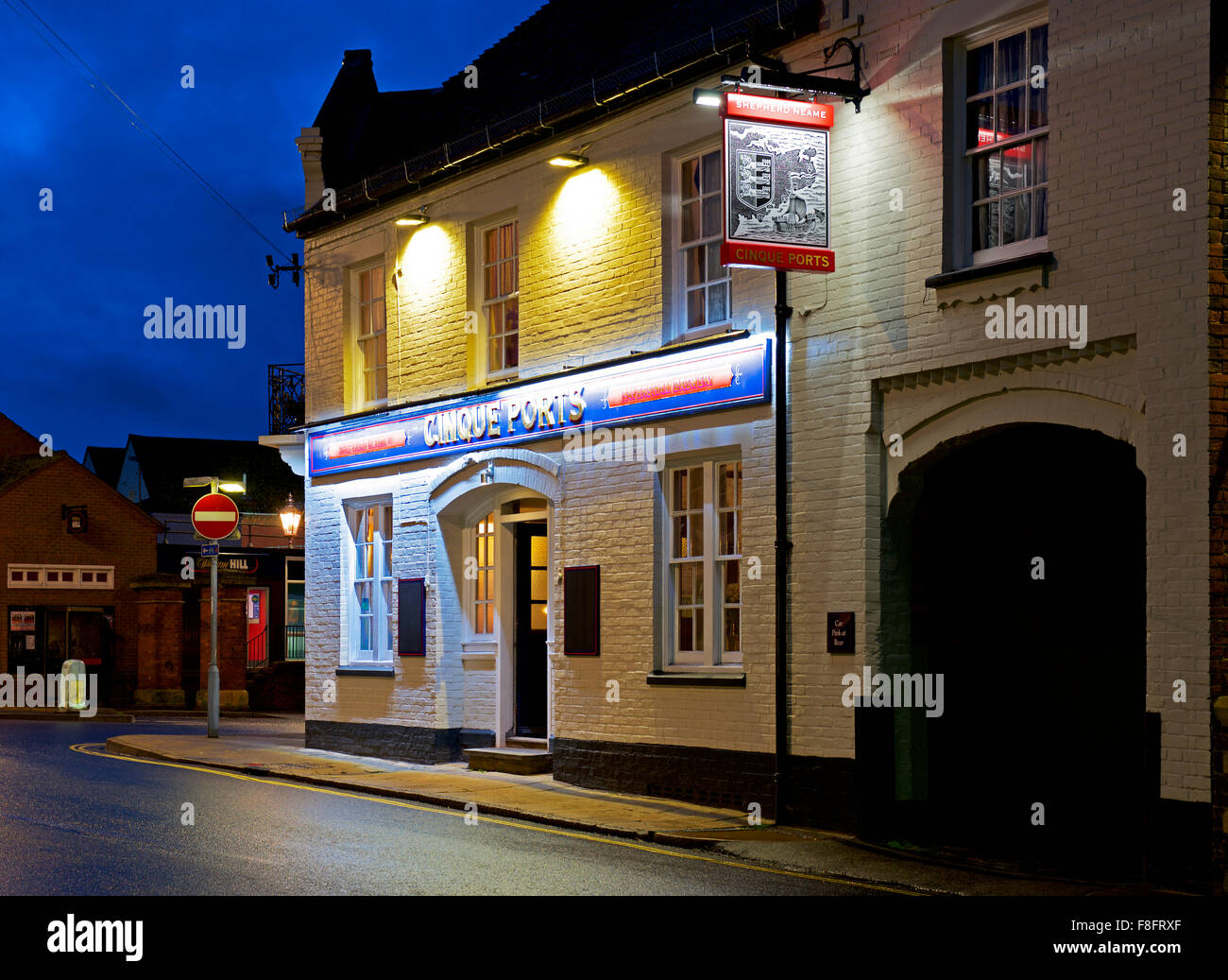 Das Cinque Port Pub in Rye, nachts, East Sussex, England UK Stockfoto