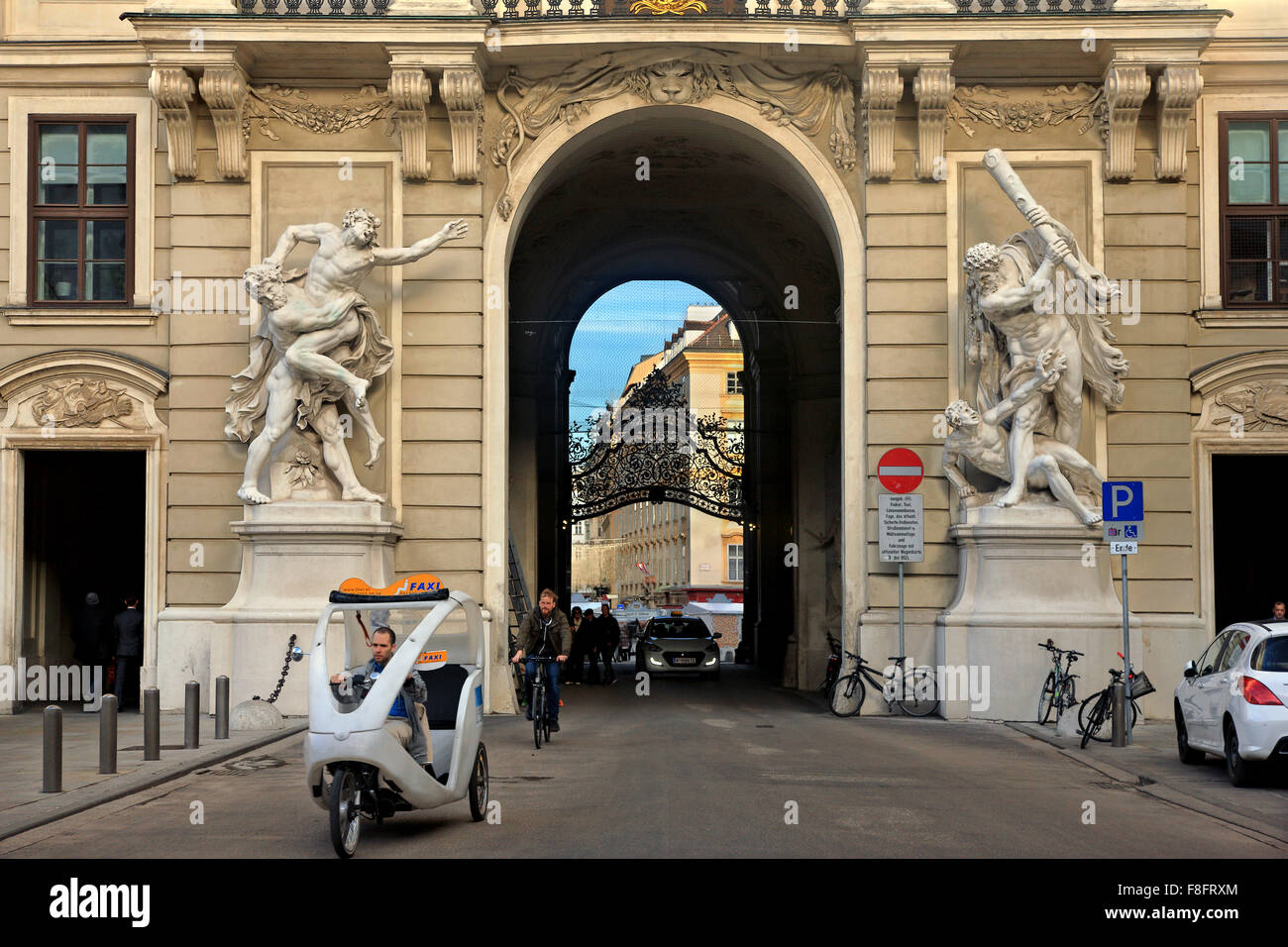 Der Eingang der Hofburg, dem kaiserlichen Palast der Habsburger, von der Seite der Michaelerplatz, Wien, Österreich Stockfoto