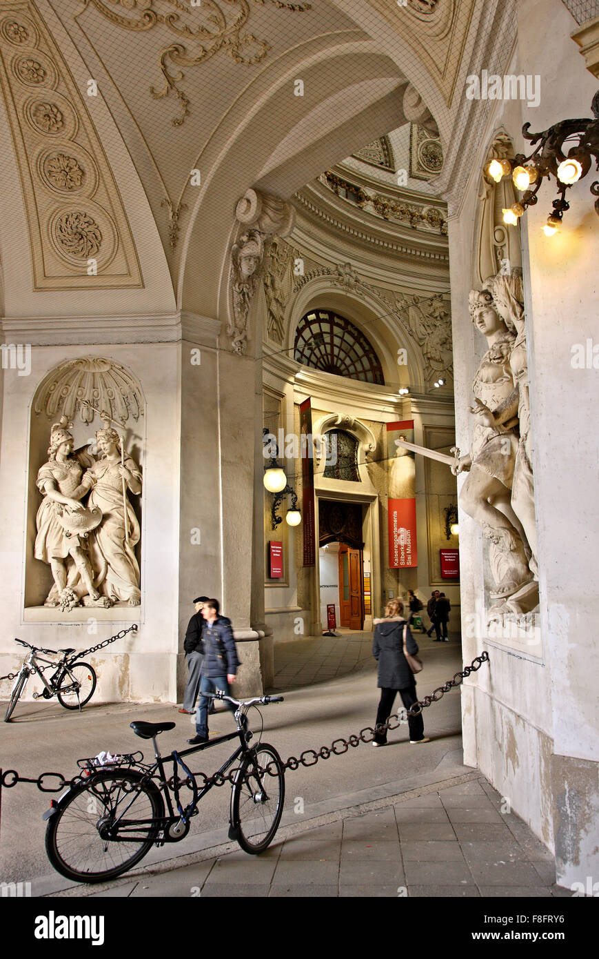 Der Eingang der Hofburg, dem kaiserlichen Palast der Habsburger, von der Seite der Michaelerplatz, Wien, Österreich Stockfoto
