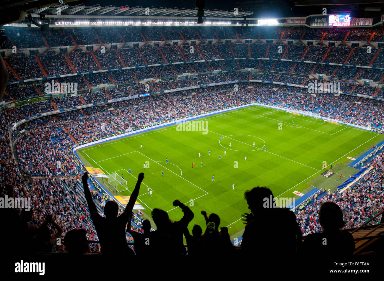 Menschen feiern ein Ziel im Santiago Bernabeu Stadion während eines Fußballspiels. Madrid, Spanien. Stockfoto