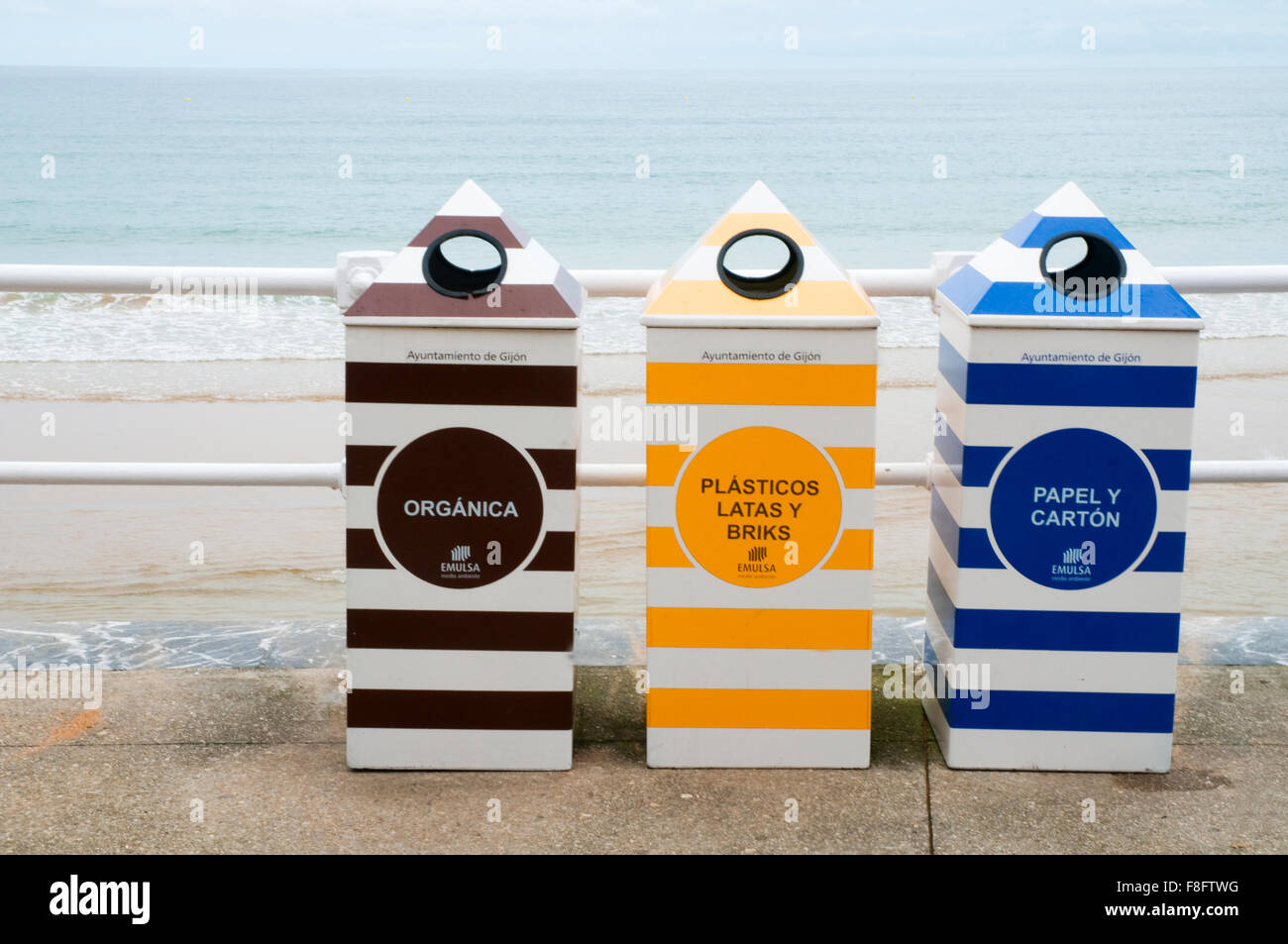 Drei recycling-Behälter. San Lorenzo Strand, Gijón, Asturien, Spanien. Stockfoto