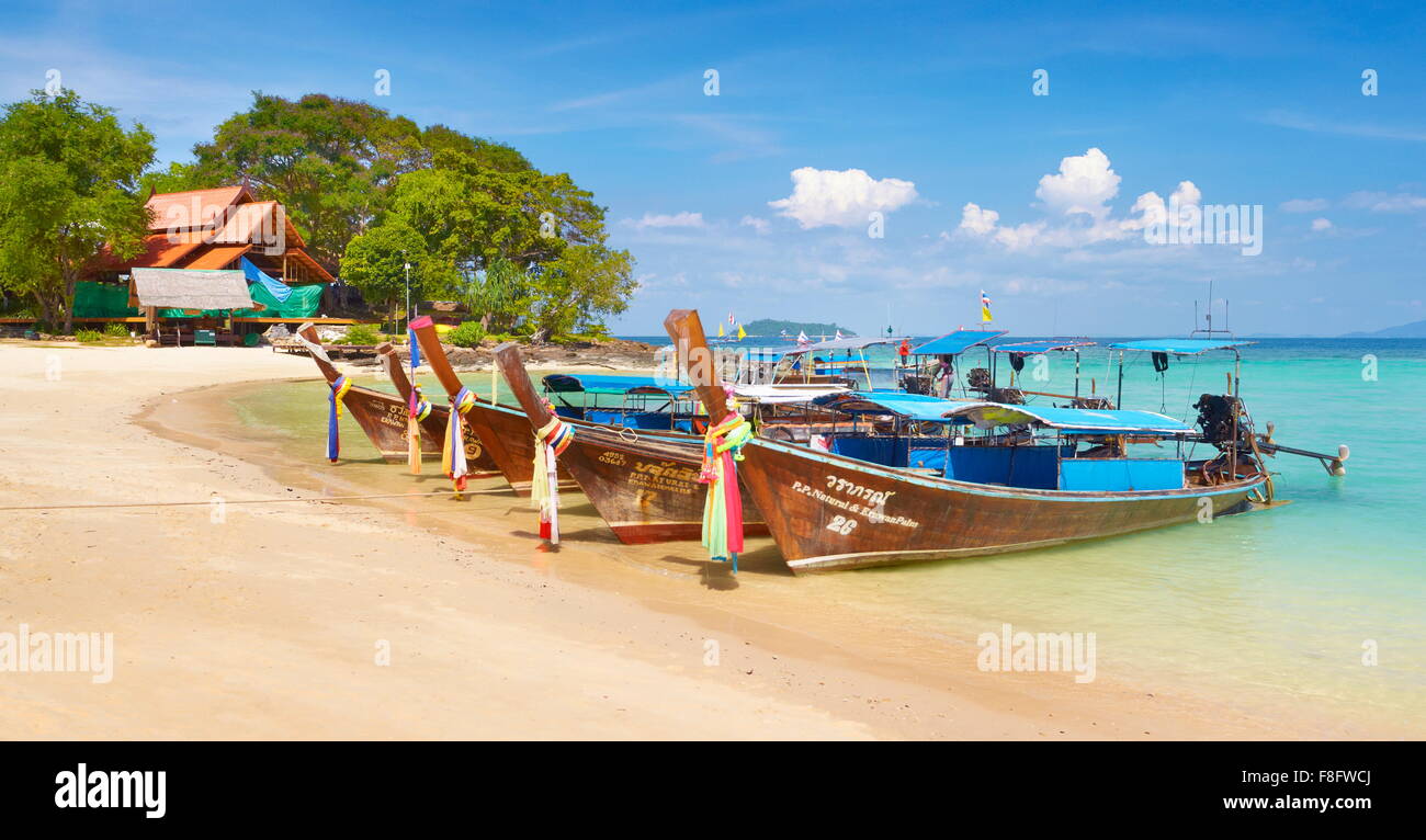 Thailand - Phi Phi Island, Phang Nga Bay, long-Tail-Boote Stockfoto