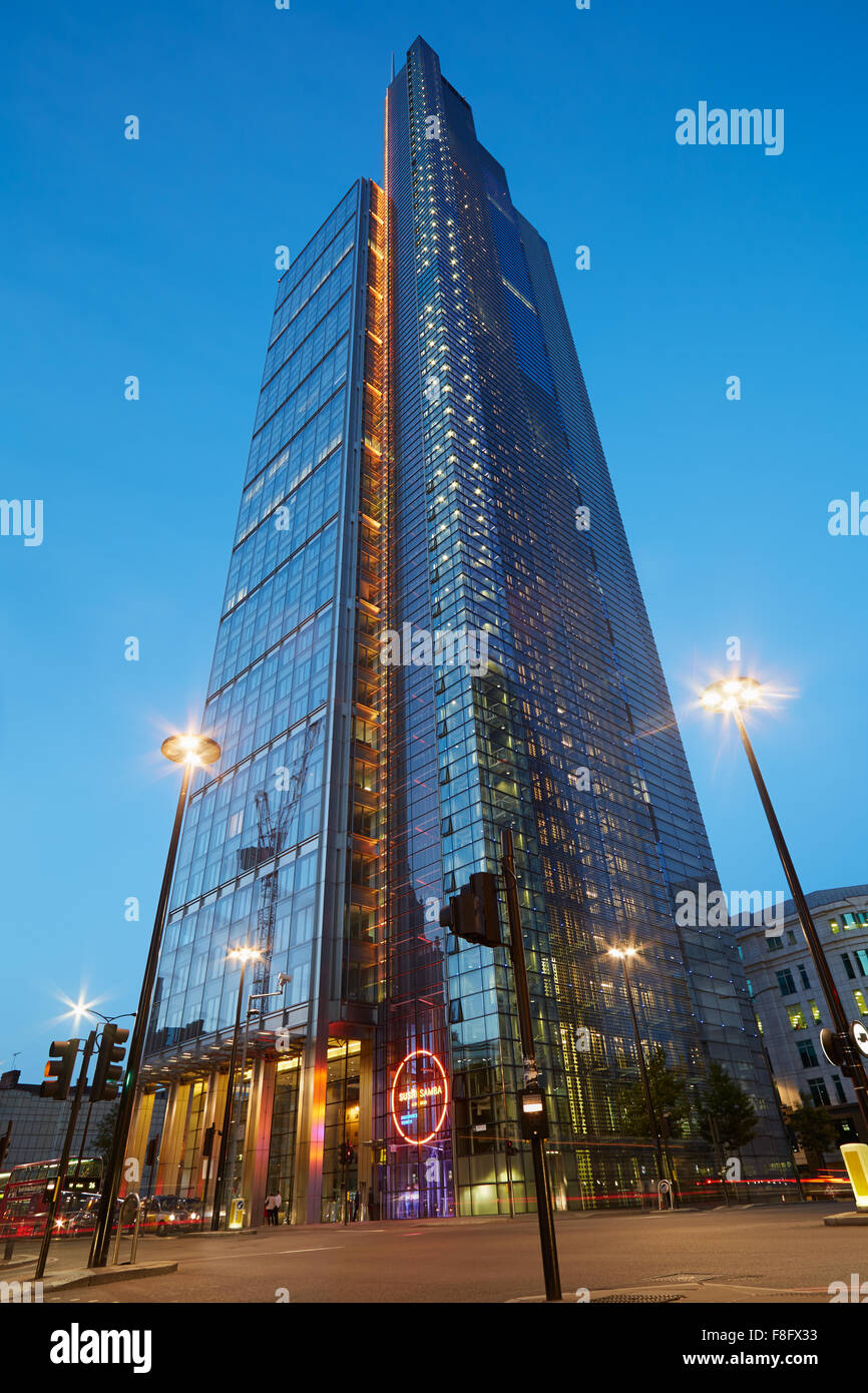 Die berühmten Heron tower Wolkenkratzer beleuchtet am Abend in London, Großbritannien Stockfoto