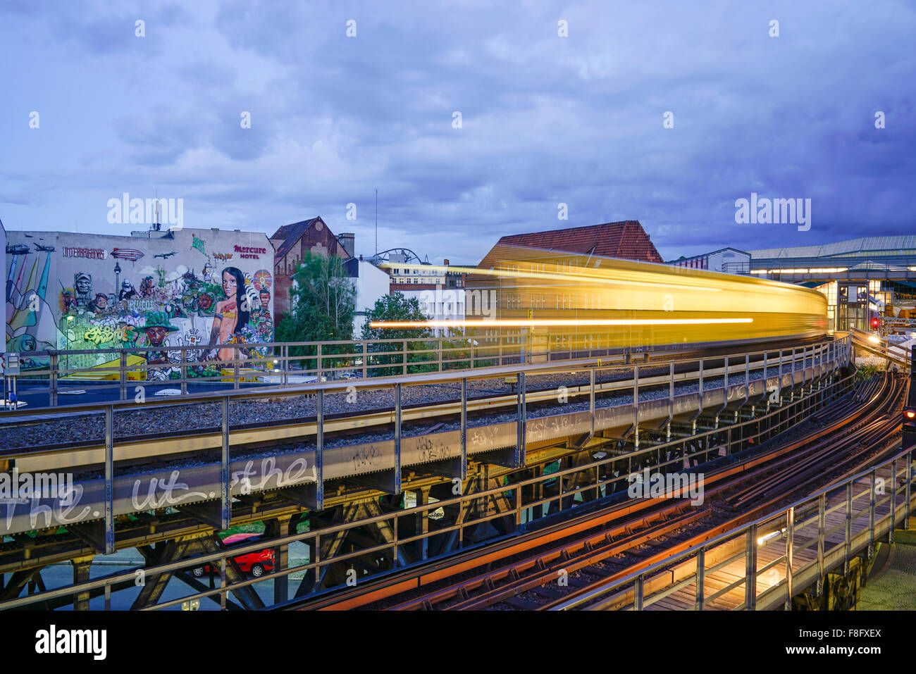 Graffiti von Streetart Projekt Interbrigadas an der Rückwand des Hotel Mercure in berlin Stockfoto