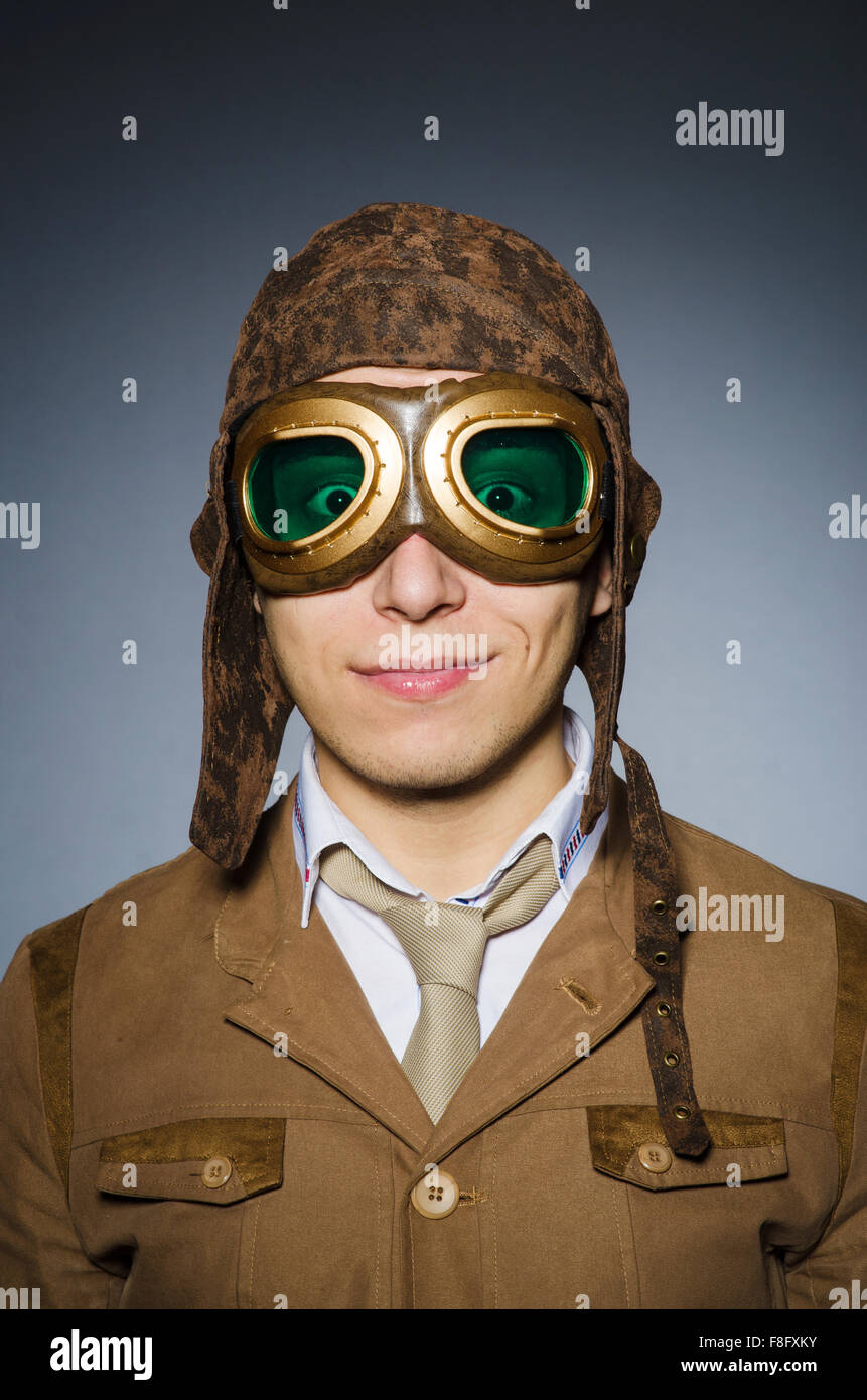 Lustige Pilot mit Brille und Helm Stockfotografie - Alamy