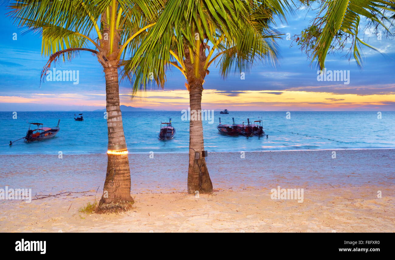Thailand - Phi Phi Island, Phang Nga Bay, Sonnenuntergang Küste Landschaft Stockfoto