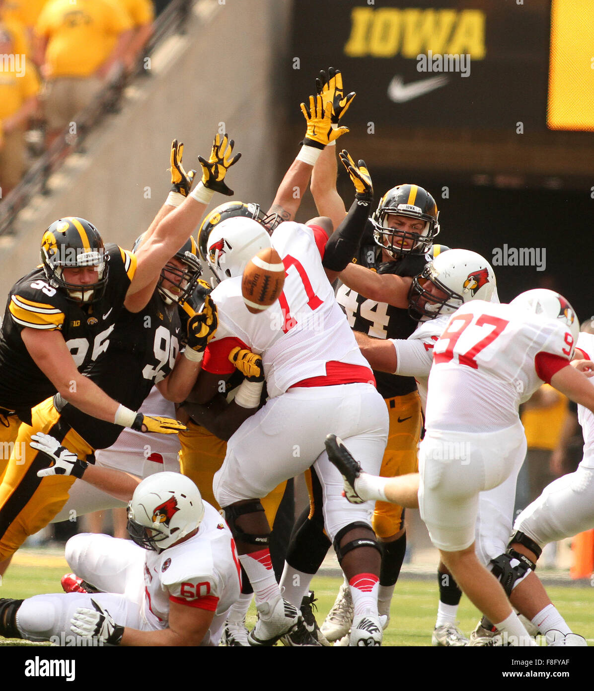 Iowa City, Iowa, USA. 5. Sep, 2015. Mitglieder des Hawkeye Verteidigung Blocks das Feld Ziel versuchen durch Illinois State Sean Slattery, Samstag, 5. September 2015, während der ersten Hälfte Aktion Kinnick Stadium in Iowa City. © John Schultz/Quad-Stadt-Zeiten / ZUMA Draht/Alamy Live News Stockfoto