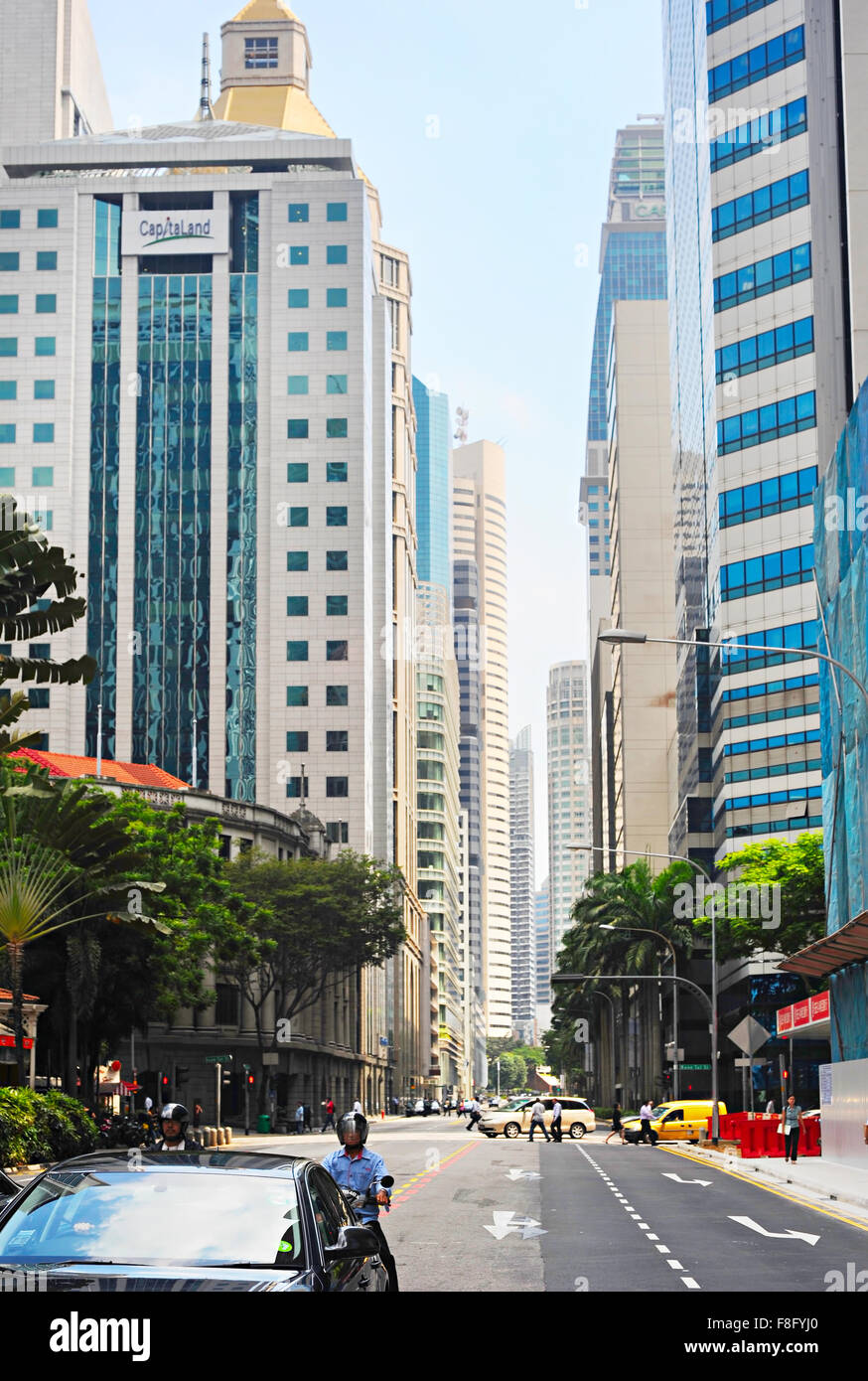 Verkehr auf einer Straße mit Singapur Downtown Core. Stockfoto