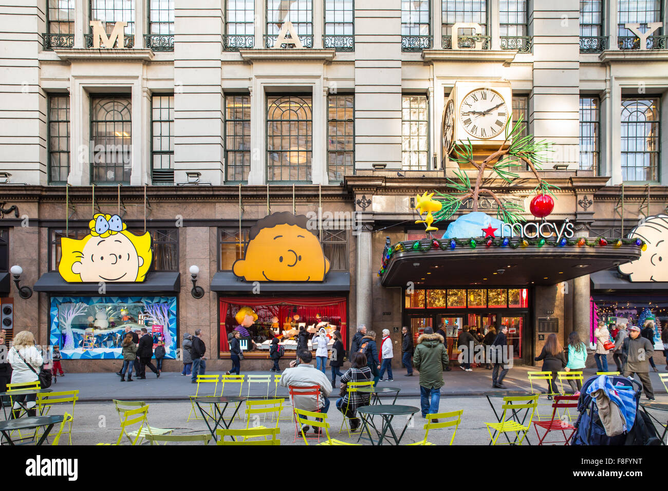 Ansicht von Macy's Herald Square in Midtown Manhattan mit jährlichen Weihnachten Urlaub Schaufenster. Stockfoto