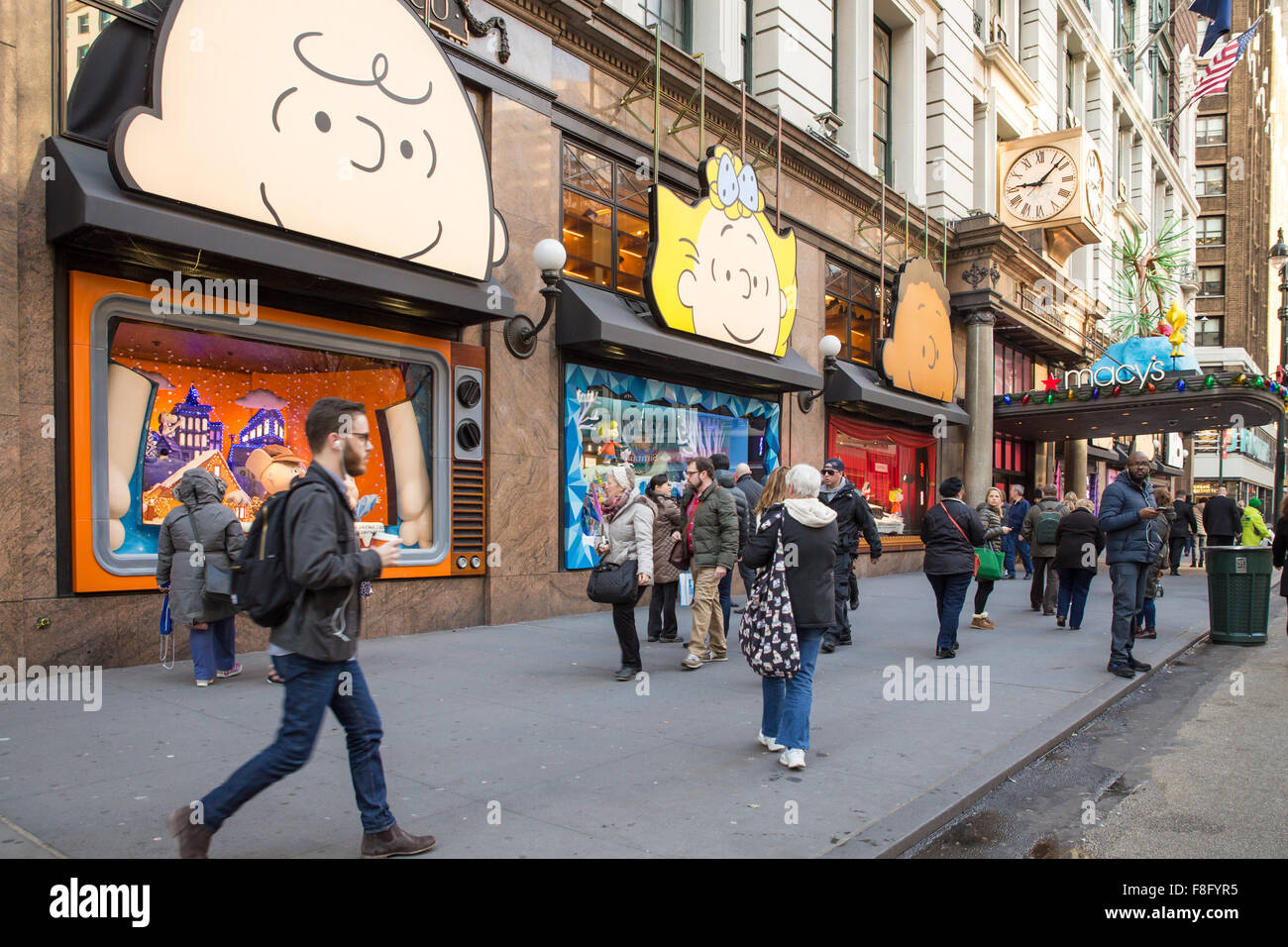 Ansicht von Macy's Herald Square in Midtown Manhattan mit jährlichen Weihnachten Urlaub Schaufenster. Stockfoto