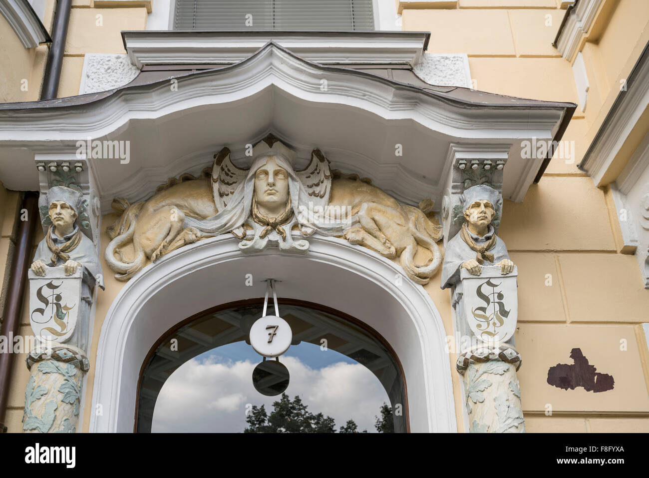 Immobilien, renoviertes Appartementhaus, Eingangstür mit Figuren, Victoria Luise Platz, Schöneberg, Berlin Stockfoto