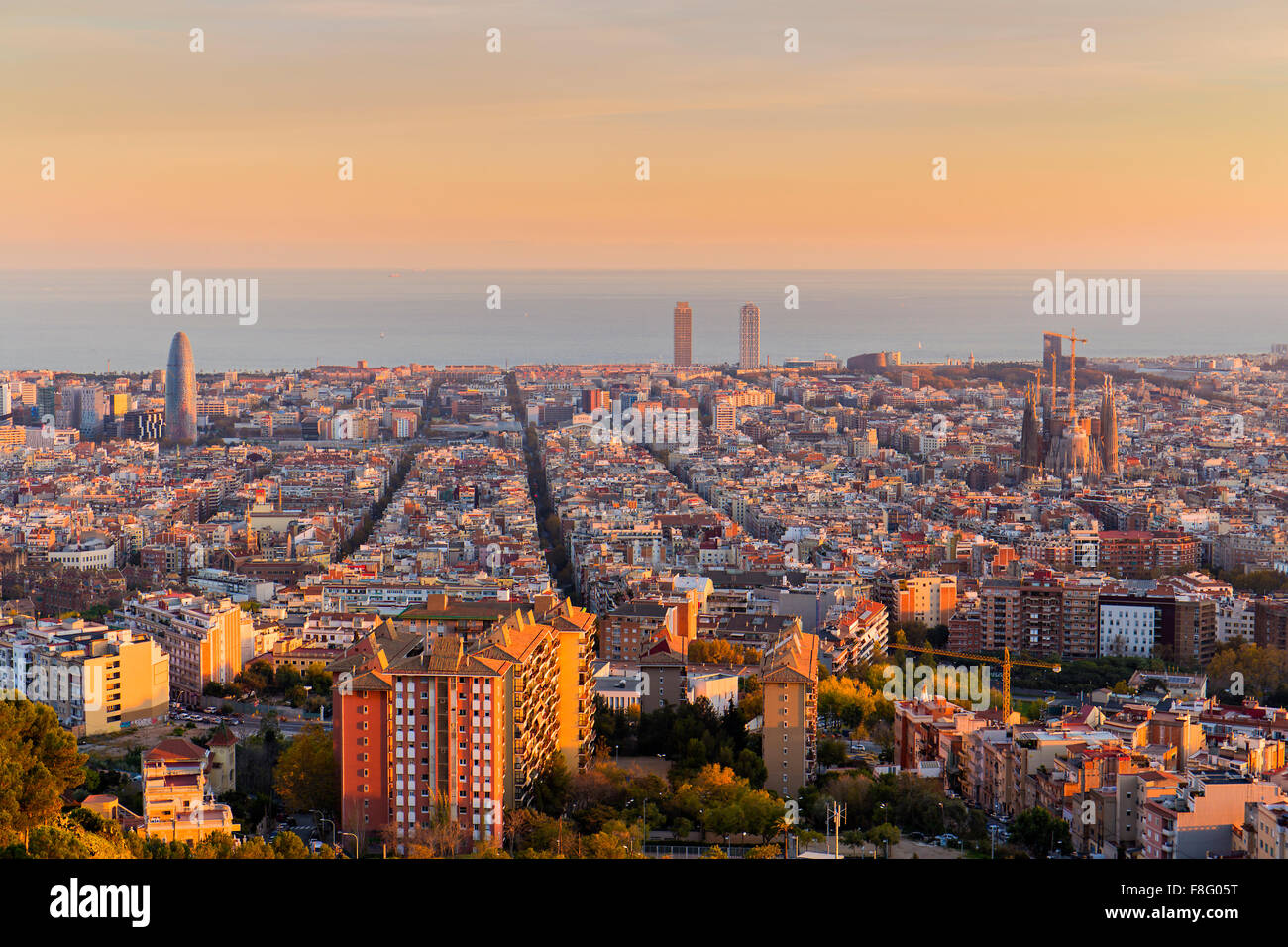 Skyline von Barcelona am Nachmittag um goldene Stunde Stockfoto