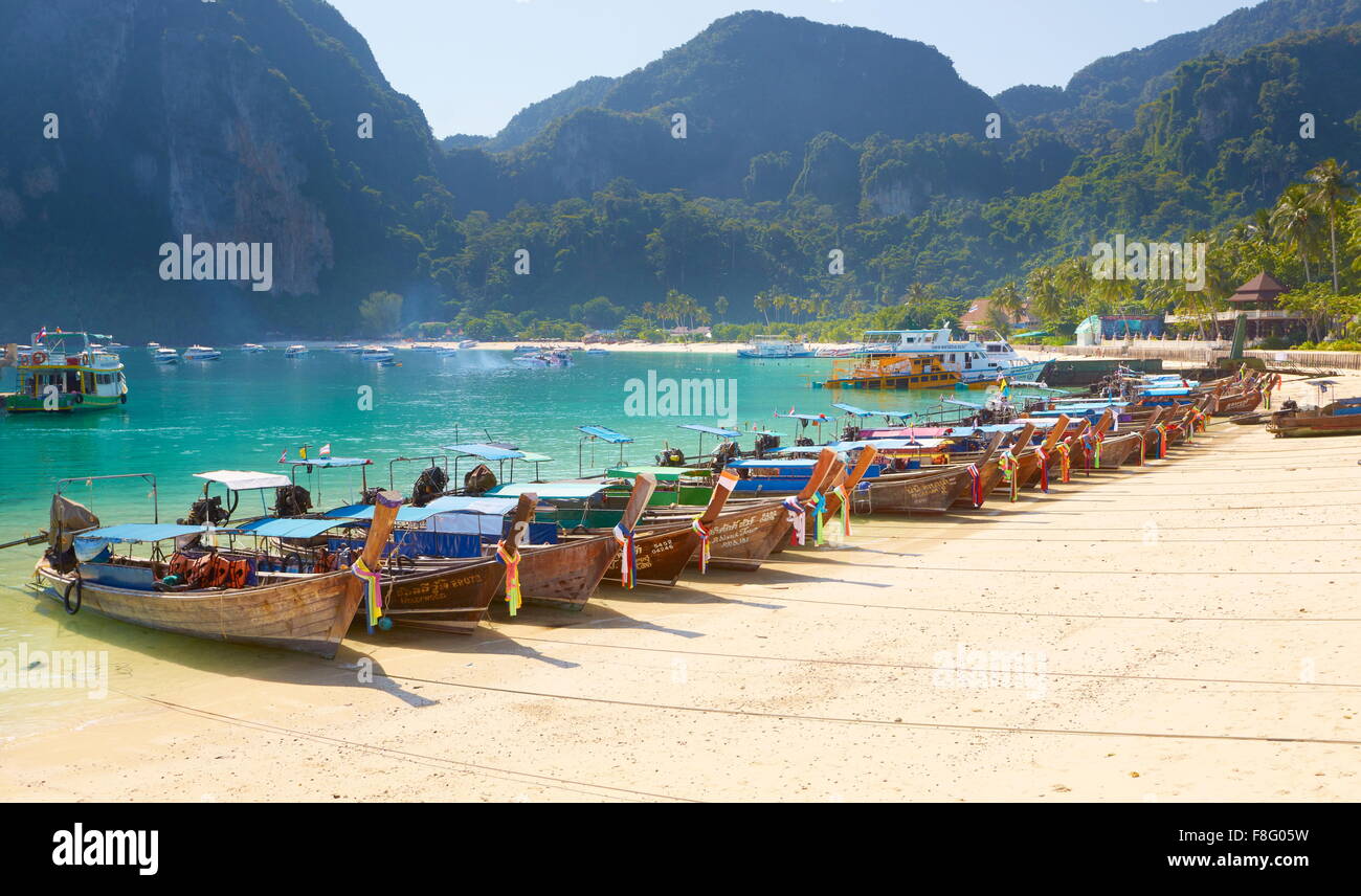 Thailand - Phi Phi Island, Phang Nga Bay, long-Tail-Boote am Strand Stockfoto