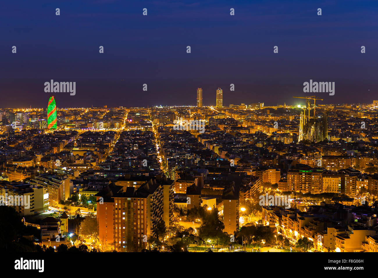 Barcelona Skyline bei Nacht während der Weihnachtszeit Stockfoto