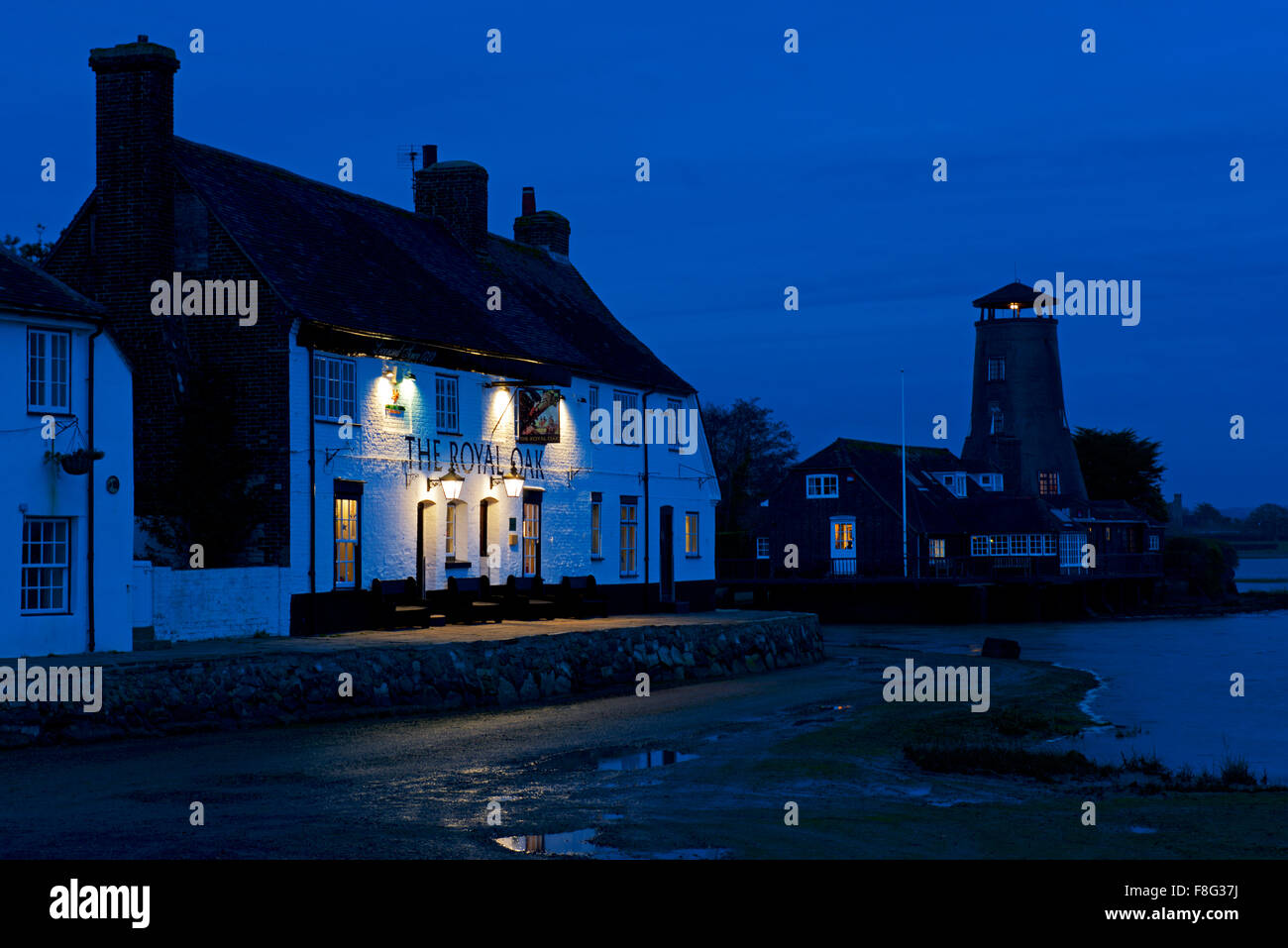 Die Royal Oak Pub und Langstone Mill, in der Nacht, Havant, Langstone, Hampshire, England UK Stockfoto