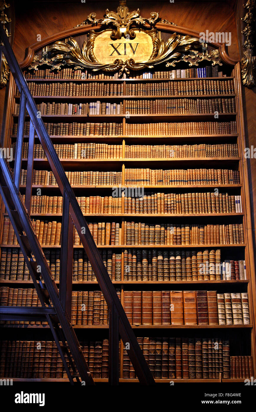 Alten Bücherregalen im Prunksaal der Nationalbibliothek ("Nationalbibliothek Prunksaal) Wien, Österreich. Stockfoto