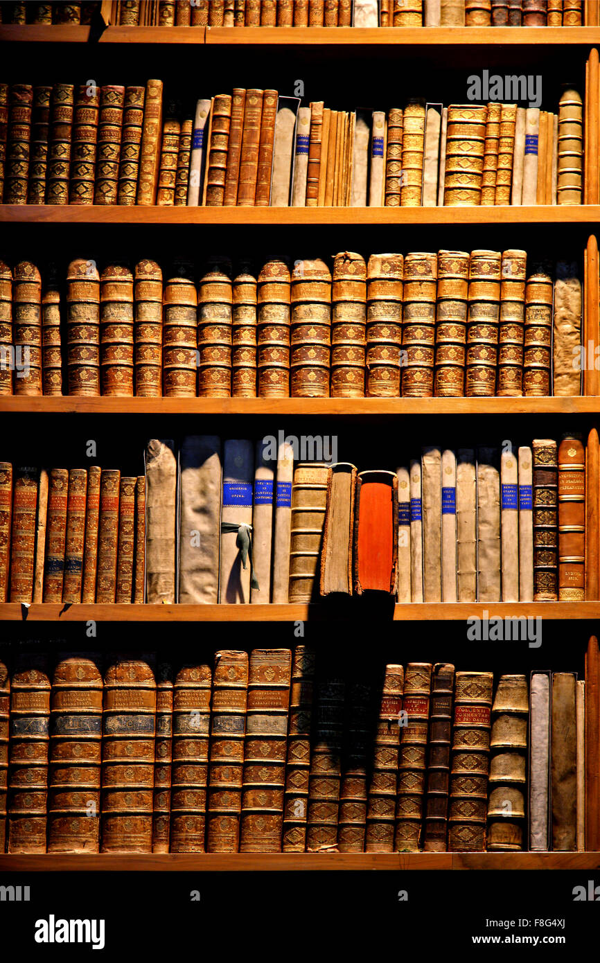 Alten Bücherregalen im Prunksaal der Nationalbibliothek ("Nationalbibliothek Prunksaal) Wien, Österreich. Stockfoto