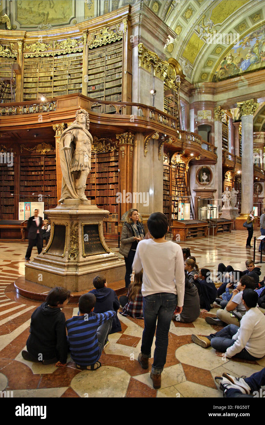 Gruppe von Schülern in der Prunksaal der Nationalbibliothek ("Nationalbibliothek Prunksaal) Wien, Österreich. Stockfoto
