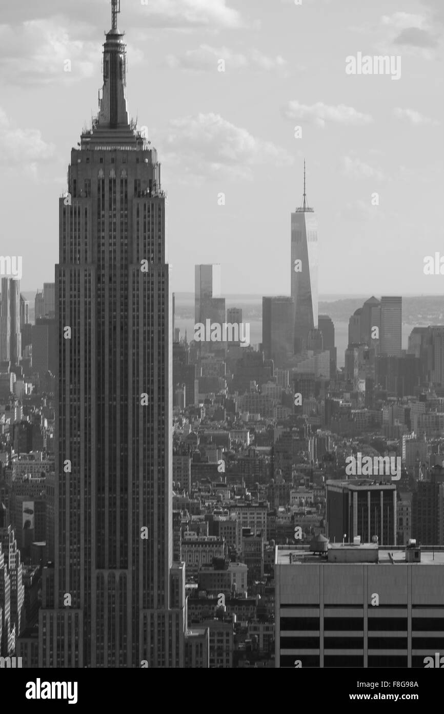 Das Empire State building mit One World Trade Center im Hintergrund in schwarz und weiß, New York City Stockfoto