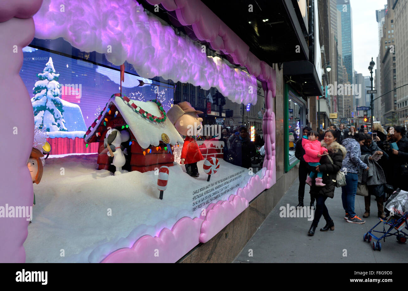 New York, USA. 9. Dezember 2015. Besucher sehen die Macy Urlaub Windows in Manhattan, New York City, USA, 9. Dezember 2015. Macys Urlaub Windows offenbart vor der Weihnachtszeit feiern den 50. Jahrestag der "A Charlie Brown Christmas" in 3D Szenen neu zu sechs Schlüsselmomente aus Charles Schultzs unauslöschlichen Cartoon Klassiker. © Wang Lei/Xinhua/Alamy Live-Nachrichten Stockfoto